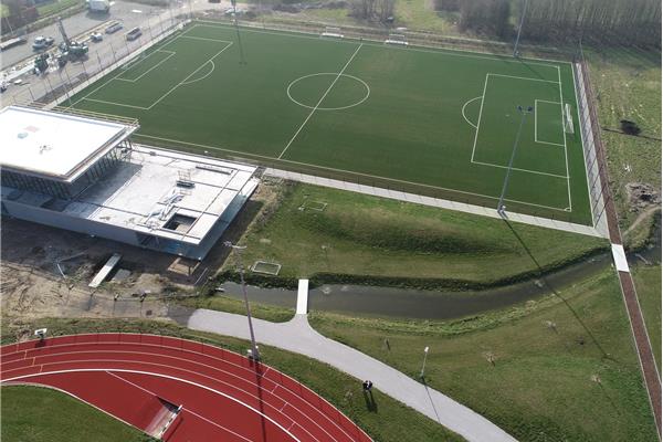 Aanleg sportpark met kunstgras voetbalveld, atletiekpiste, Finse piste en omgevingswerken - Sportinfrabouw NV